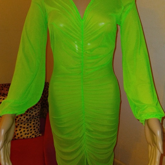 🔫 Neon green dream Coverup is sheer, long sleeve and drapes all the way down. - Picture 3 of 6